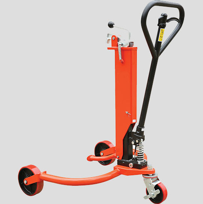 Hydraulic buckle oil drum handling vehicle